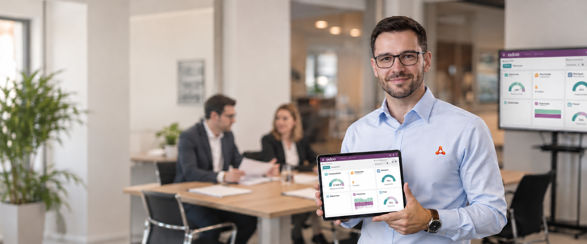 Un conseiller GFID présente les outils comptables Odoo dans un bureau